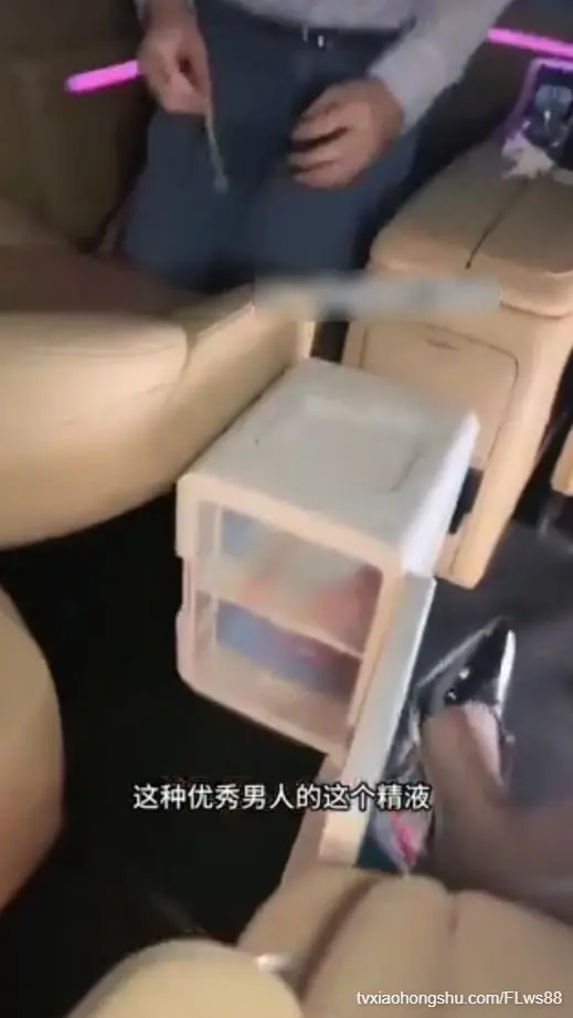 豪车内女主播脱丝袜狂舔避孕套，淫水满嘴高潮喷汁！