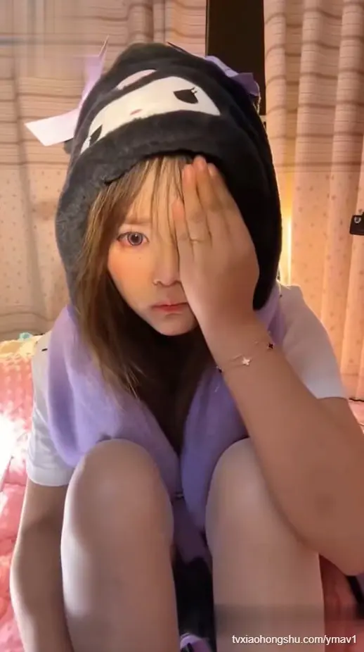 青春活力呆萌可爱00后美少女,身材丰满,笑起来超级甜，衣服慢慢脱掉,肥穴湿透了