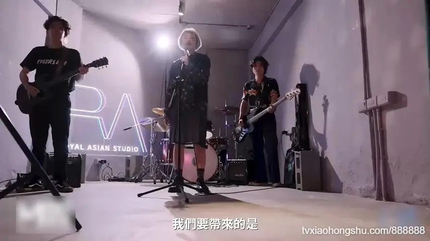 国产剧情AV地下乐团潜规则美乳主唱肉体交换表演机会