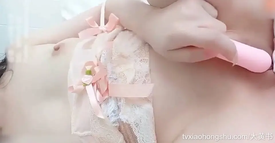 白桃少女 甜美粉嫩白虎萝莉 蕾丝睡衣