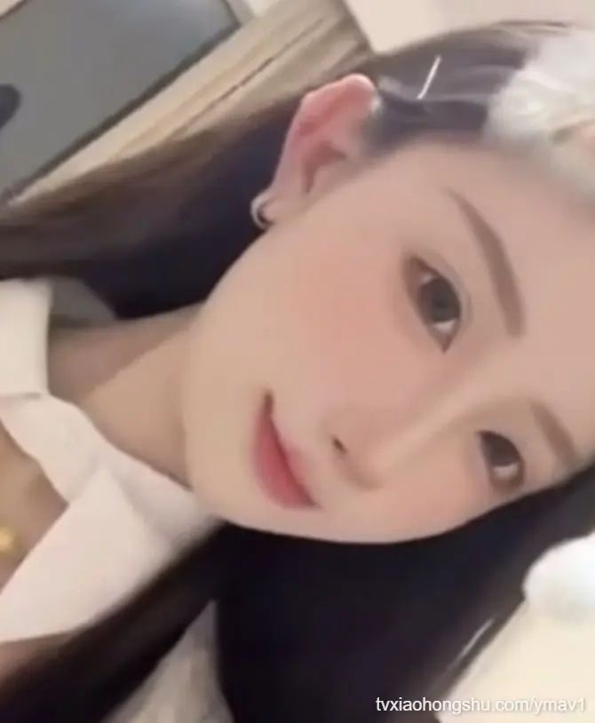 高颜值的小美女情不自禁的爬上肉棒骑马