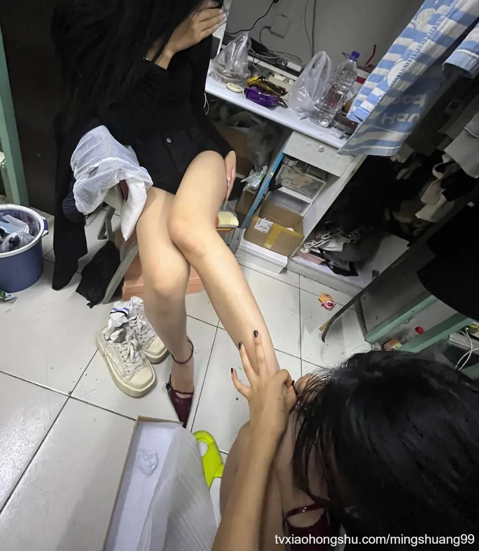 我室友在亲我的脚