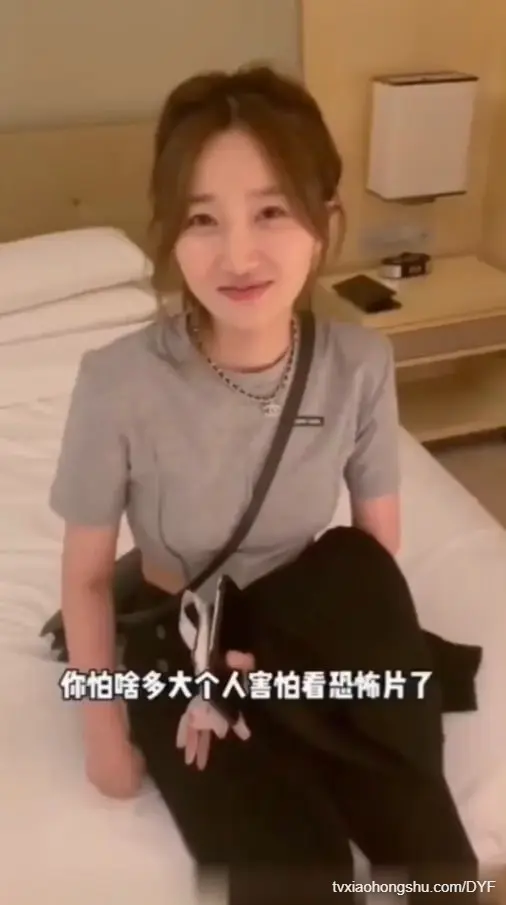 酒店只剩一间房！赵老师；是不是你故意设计好的，中间放个枕头睡呗男；我怕最后把持不住犯罪！精彩对白！