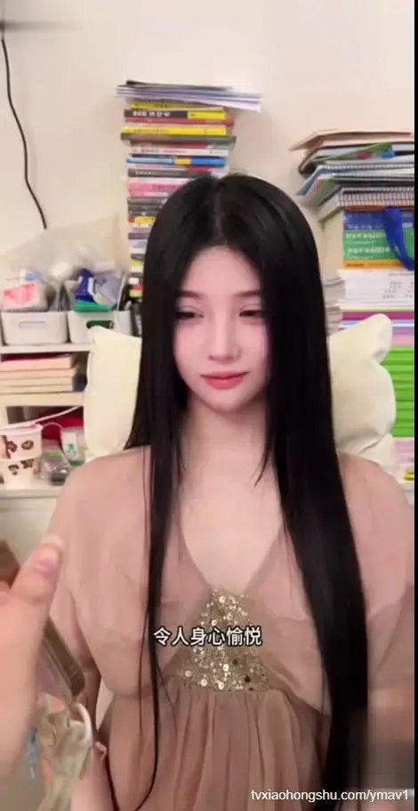 网上都说情侣之间玩的越变态感情会越好，女友化身黑丝骚货展露骚逼求操 鸡巴插入任由粗暴抽插