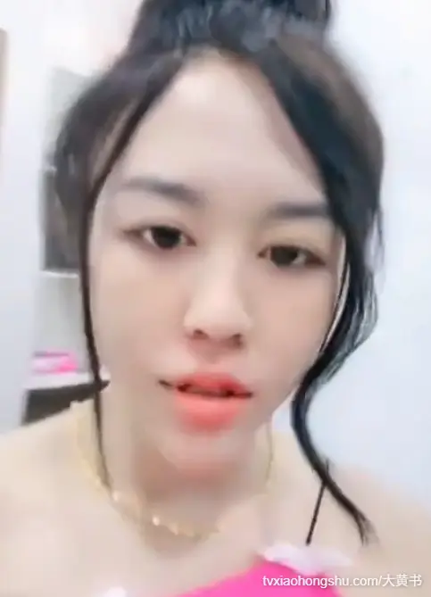 健壮小叔被富婆嫂子看上，趁大哥出差直接被搭讪勾引来家操大嫂馒头逼，太爽了控制不住内射
