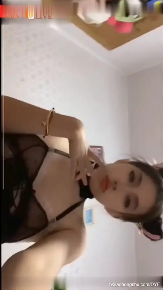 台湾极品颜值被美女大哥10w块约走了！
