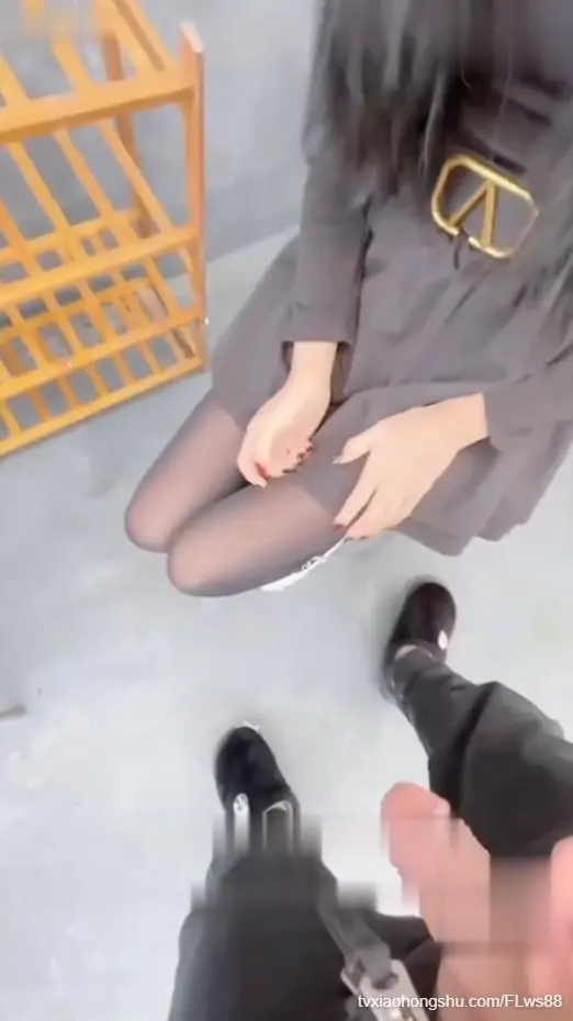 【真实母子乱伦】 风骚继母被儿子勾引 阳台上无套大屌粗暴打桩极品美鲍还差点被邻居发现 ！