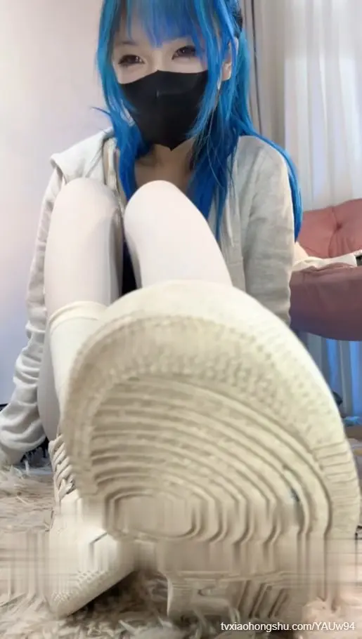 极品美少女福利姬 芃芃大人 丝袜玉足调教羞辱系列 用棒状物演示足交 配上满满羞辱淫语 抖M必看！