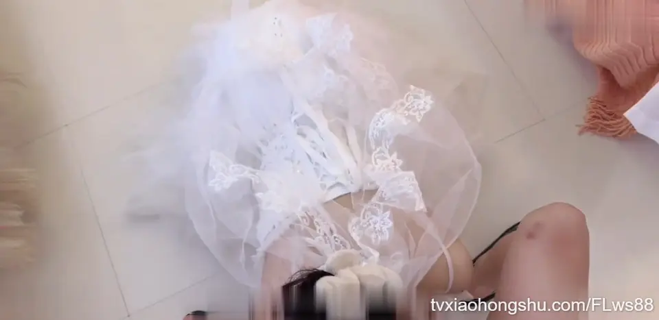 父女乱伦 穿着白色婚纱美丽女儿被父亲插入菊花粗暴肛交爆菊 屁眼都被操大了！