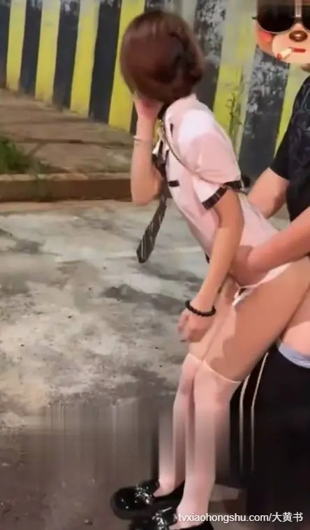 金主花样玩法层出不穷 在不同地点群P多人玩法 调教母狗大街上溜哒 后入直挺粗暴抽插撞击发出啪啪声响
