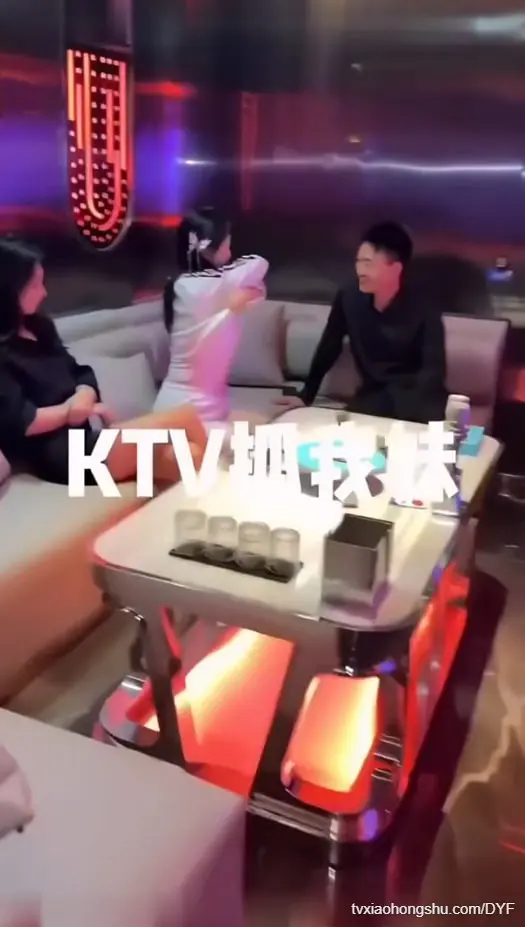 在KTV把浪荡的妹妹抓回家操