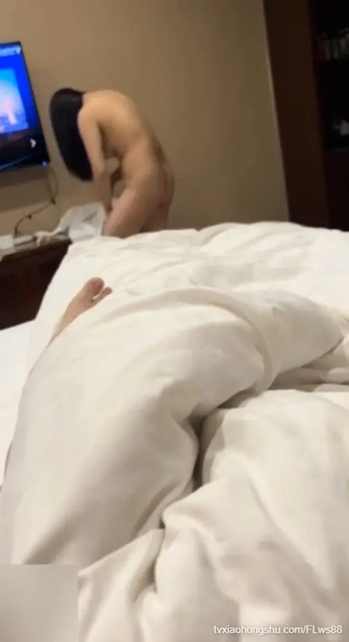 乱伦大神 女婿恋上了丈母娘 丈母娘不流血了 直接开房干丈母娘 没忍住又往逼里射了一点！