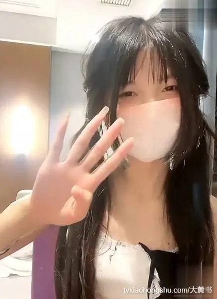 反差双马尾主播，JK萝莉和男友的性爱日常，被男友的大肉棒插入骚逼开心的表情都收不住了