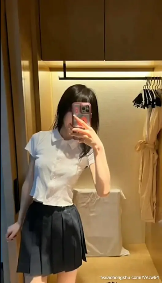 【清纯嫩妹】包养大二学生妹还是个处女，鸡巴轻轻的插入妹妹求饶不止！