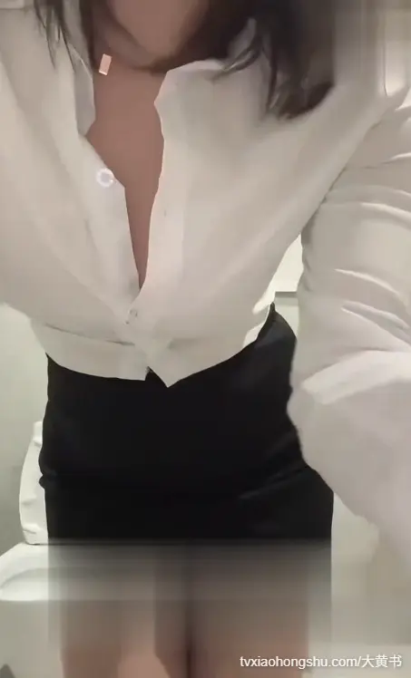 美女主播深夜勾引小哥到户外公厕操逼 无套鸡巴抽插骚穴 最后没忍住把精液全内射在骚逼里 玩的也太刺激了
