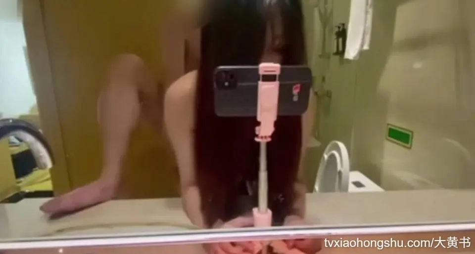 巨乳人妻偷情出轨 跪姿像母狗般口交舔舐鸡巴，自拍记录被后入抽插骚逼狂操时刻