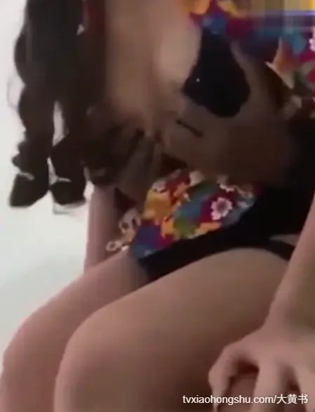 真实母子乱伦 妈妈上厕所被禽兽儿子逮住 直接把无套鸡巴插入妈妈骚逼后入狂操 精液爆射在美臀上