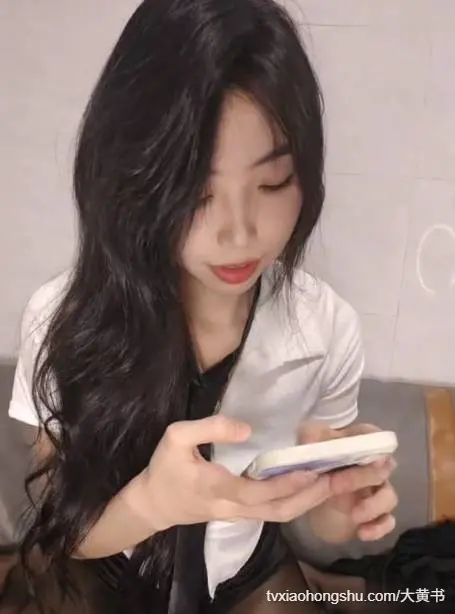 淫荡尤物小骚货,周末和炮友大战,OL风黑丝包臀裙,翘起美臀深喉,骑上来自己动,表情很是淫骚（二）