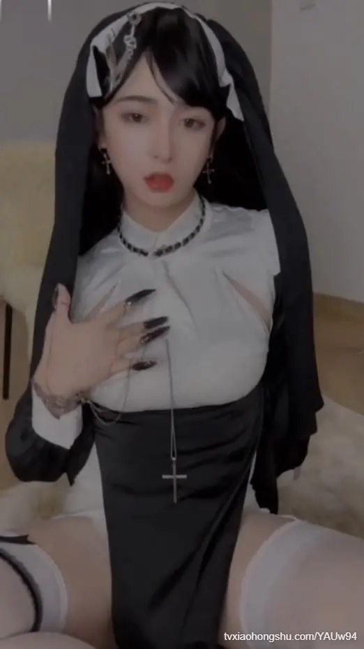 放荡的修女用贞操锁锁着小鸡鸡狂插后庭