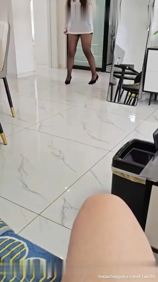 【淫秽母子】双飞老妈娃娃，老妈太淫荡了，舔儿子和娃娃的结合处