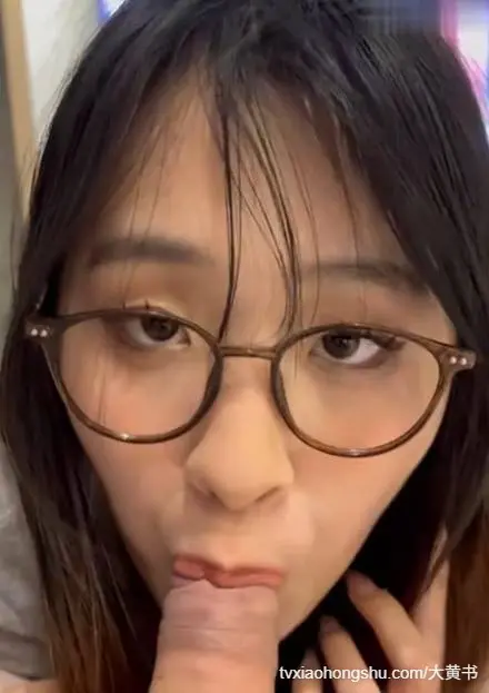 巨乳反差女友真实露脸激情口交，在床上抬起双腿插入骚逼狂操到高潮呻吟