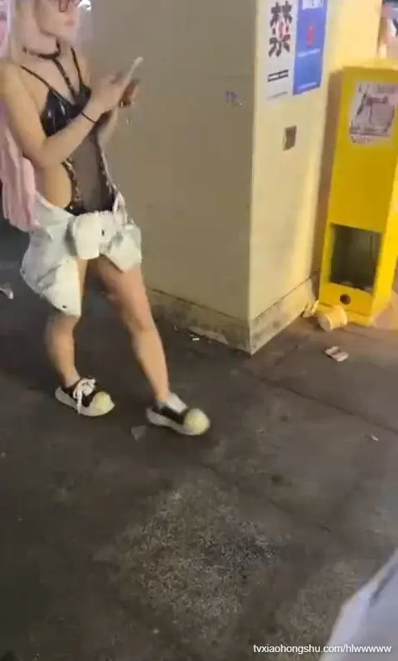 网传长沙解放西当众不雅事件 当街玩爆大火箭！