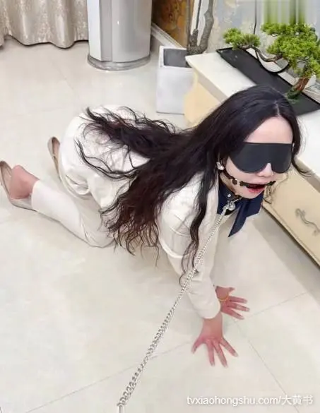 用狗链拴着会喷水的母狗亲姐姐 用鸡巴抽插调教亲姐 母狗属性大爆发