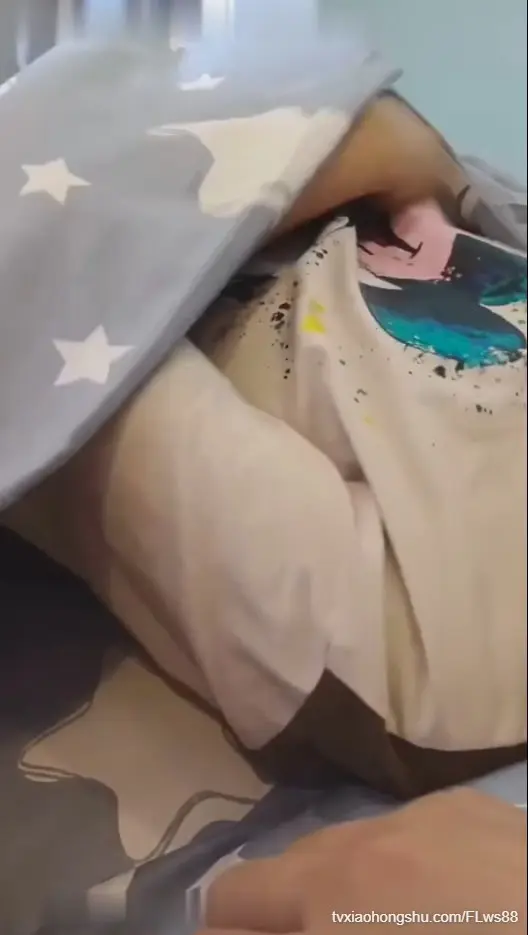 大哥出差的日子，嫂子每天都和我在一起，我把她调教成了一个小母狗