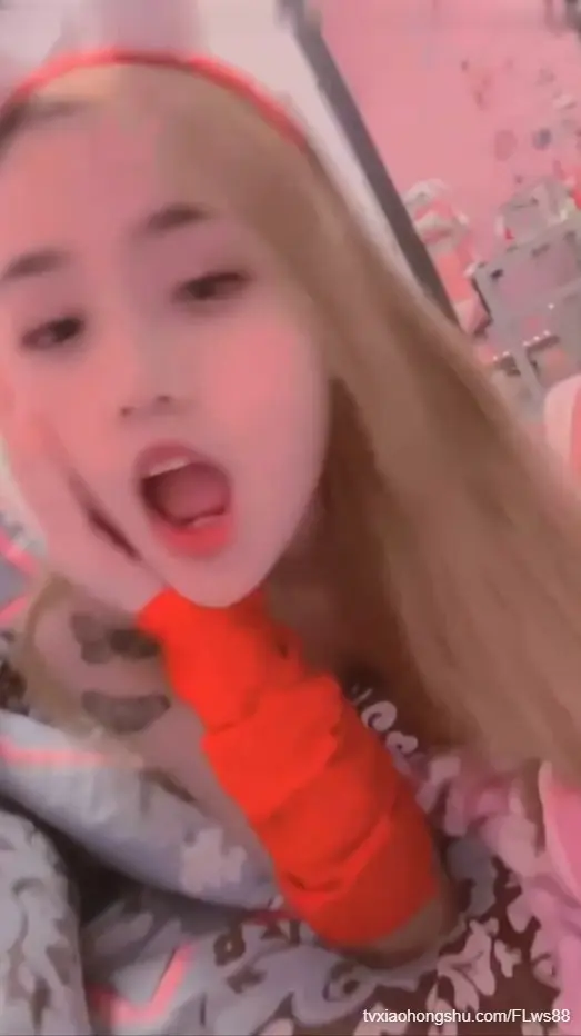 超级极品网红清纯美少女圣诞装全裸骚舞自慰自拍