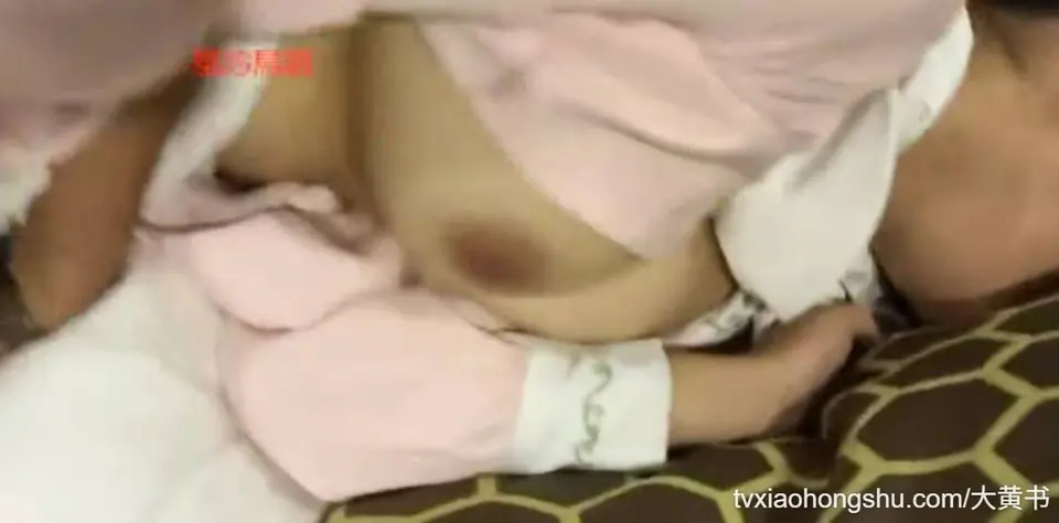 童颜嫩模喵喵为了上位真够拼的主动让巨屌导演啪啪导演的福利是真的好啊