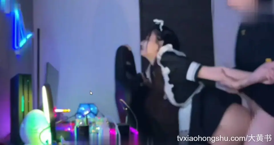 可爱女友 cosplay 白丝女仆装扮帮我口交肉棒 用肉棒无套抽插狂顶撞击丰腴蜜桃屯