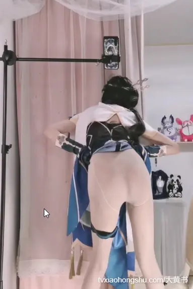 沐沐酱cosplay自慰展现粉嫩美穴，性感白丝的道具足交