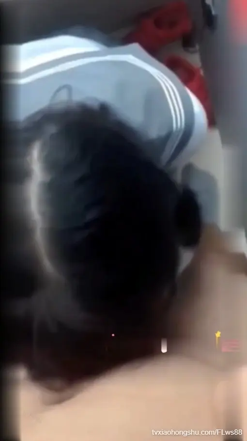 师生乱伦，不良班主任学校厕所把女学生操了