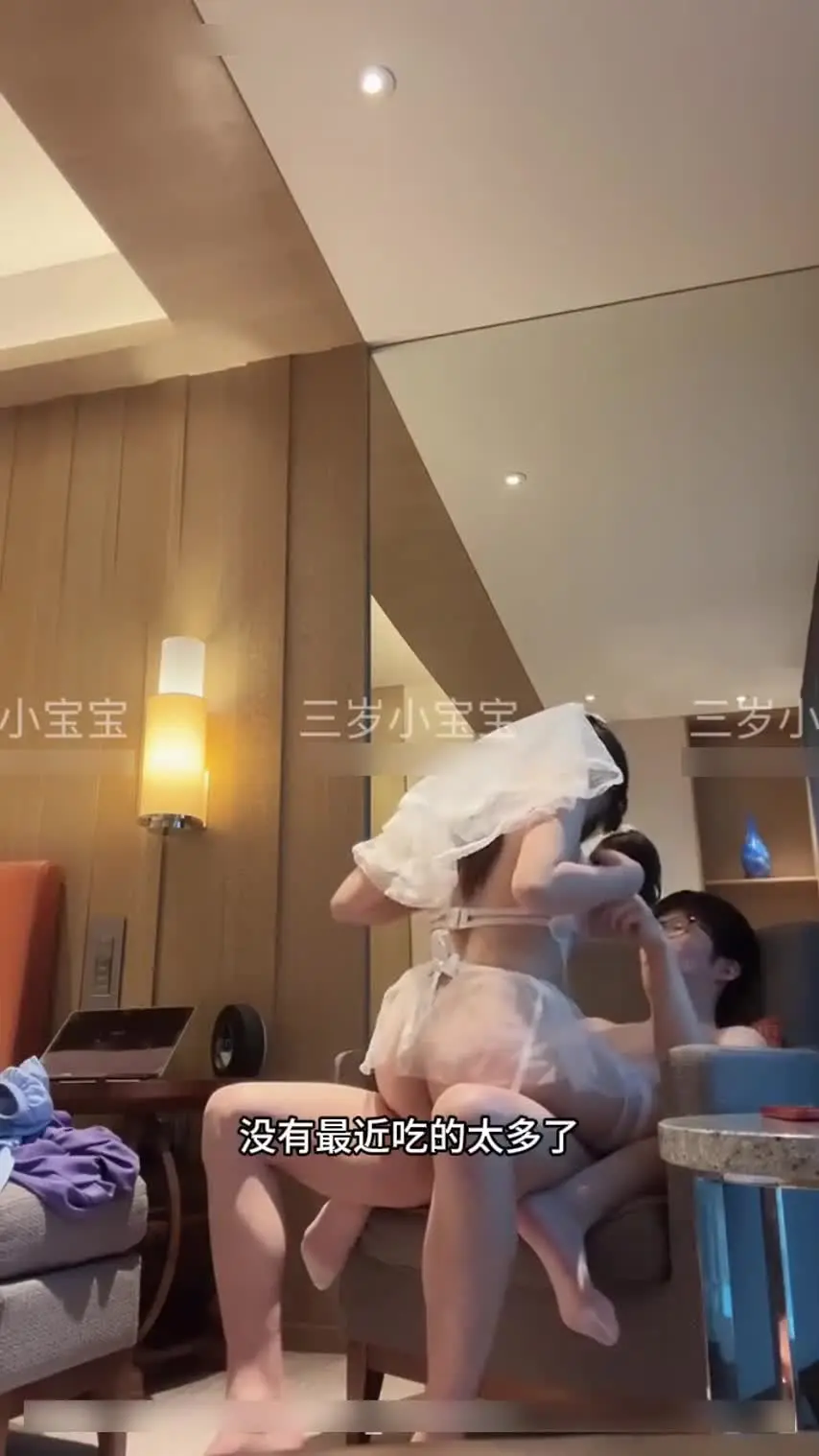 【极品婚纱人妻母狗】虽然时间短但是质量高，穿着婚纱哄废物老公，这老婆情绪价值简直拉满，说不喜欢长的就喜欢老公这样的，给男主哄的能接受3P了！