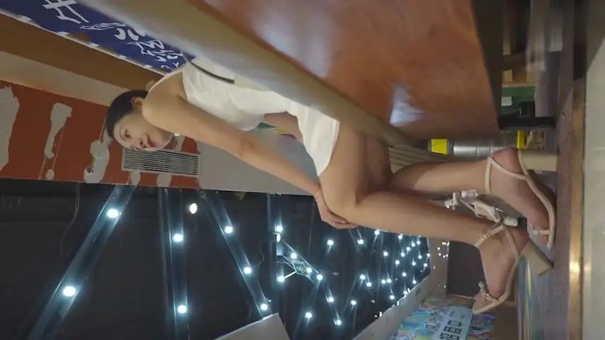 【硬核抄底】吊带裙美女的骚味裙底