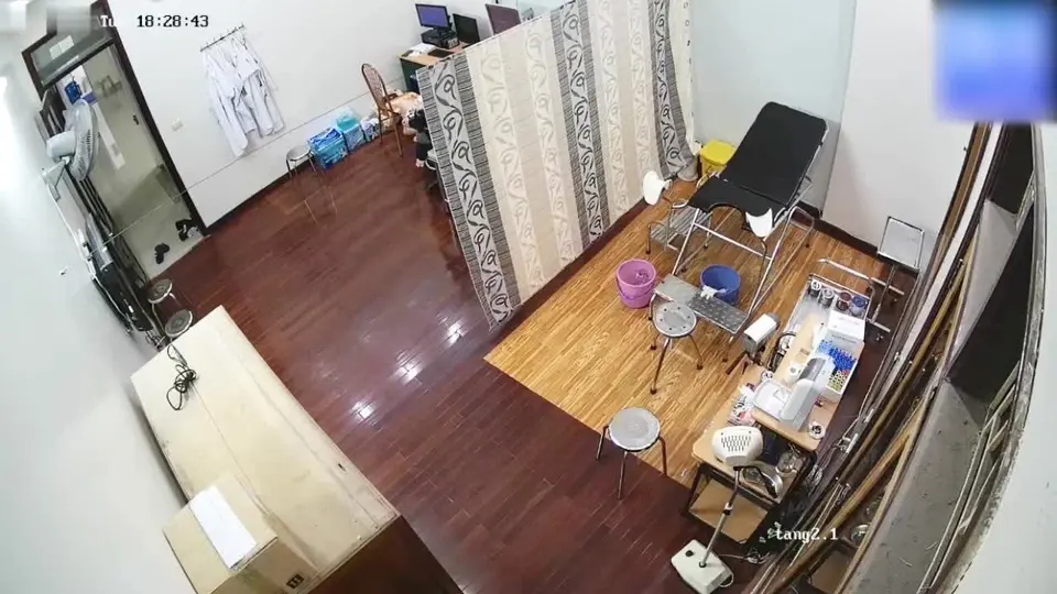 医院摄像，男医生和女病人偷情内射完了用扩阴器看
