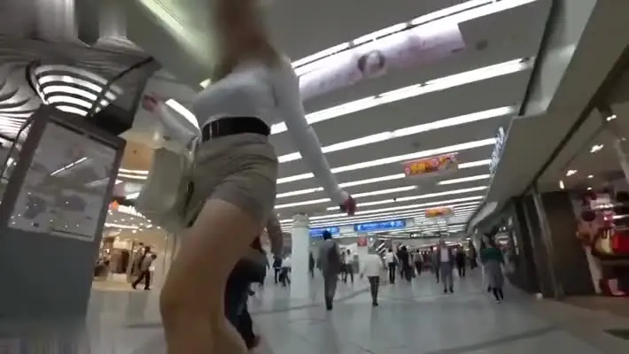 商场尾随抄底极品骚妇!包臀裙下白色丁内可真-骚啊