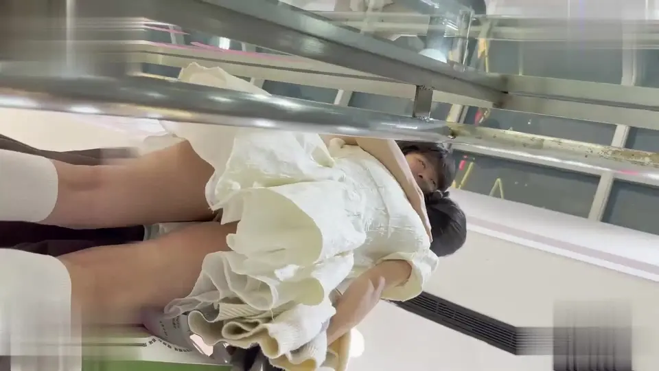 抄底大神商场偷拍极品学妹透明内裤露毛一片黑森林！