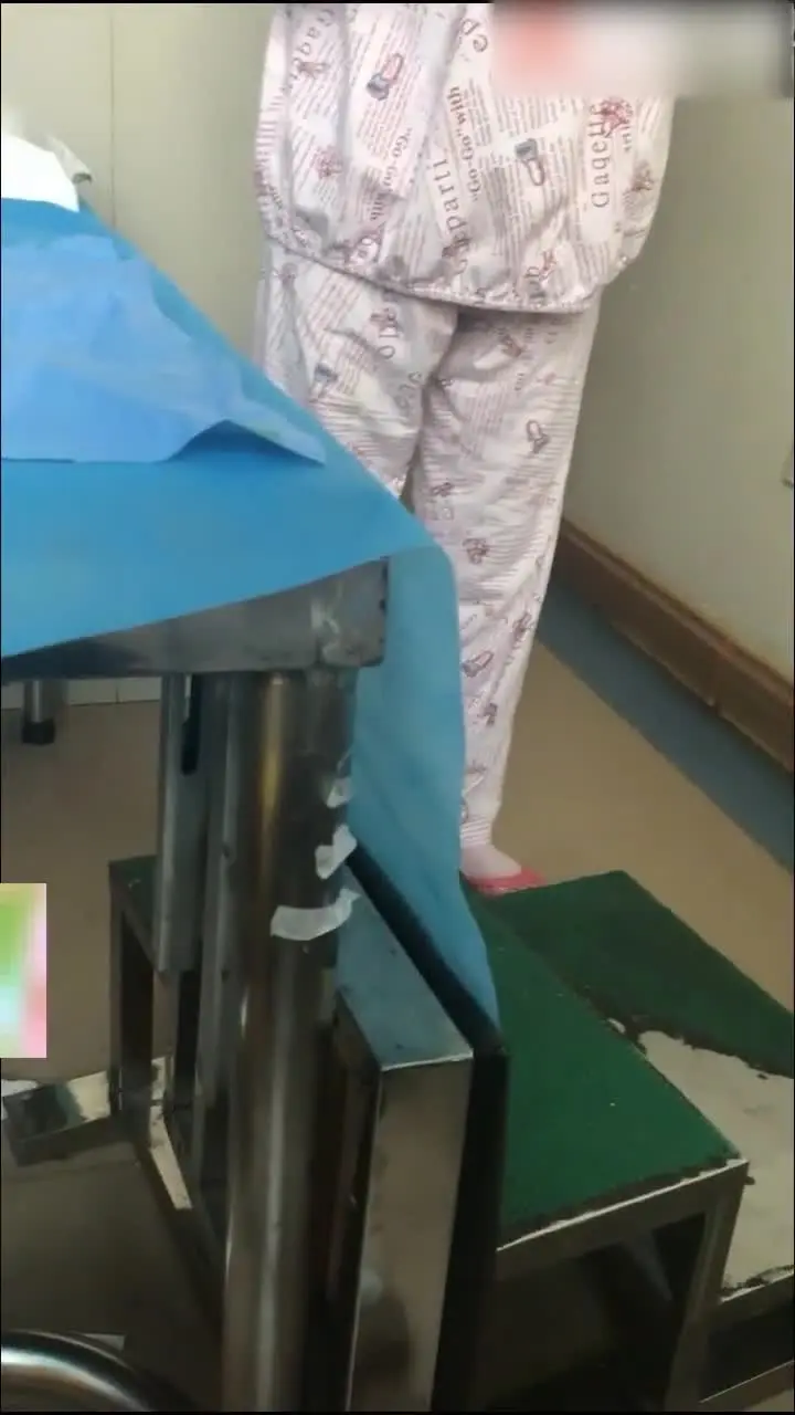 真实肛肠科无良男医生偷拍美女换药，趁换药偷摸少妇逼,老公在旁边