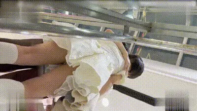 抄底大神商场偷拍极品学妹透明内裤露毛一片黑森林 动图预览