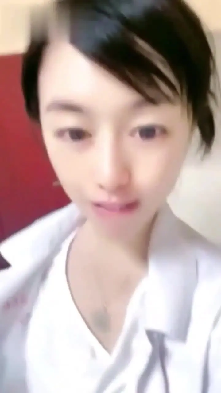 【网爆护士门】协和护士自慰事件。武汉协和医院素人人妻护士为了赚外快，上班时间休息室开直播自慰抠逼，粉乳嫩逼极品人间尤物，呻吟娇喘。目前已被停职调查。