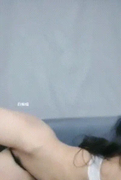 双马尾呆萌清纯萝莉，镜头前激情热舞，大尺度一字马自慰，跳蛋插嫩穴流白浆 动图预览