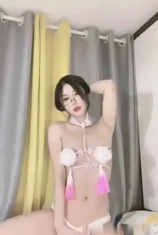 颜值爆表极品美少女，高颜值眼睛欲女妩媚动人，自慰粉嫩白虎穴，高潮喷水