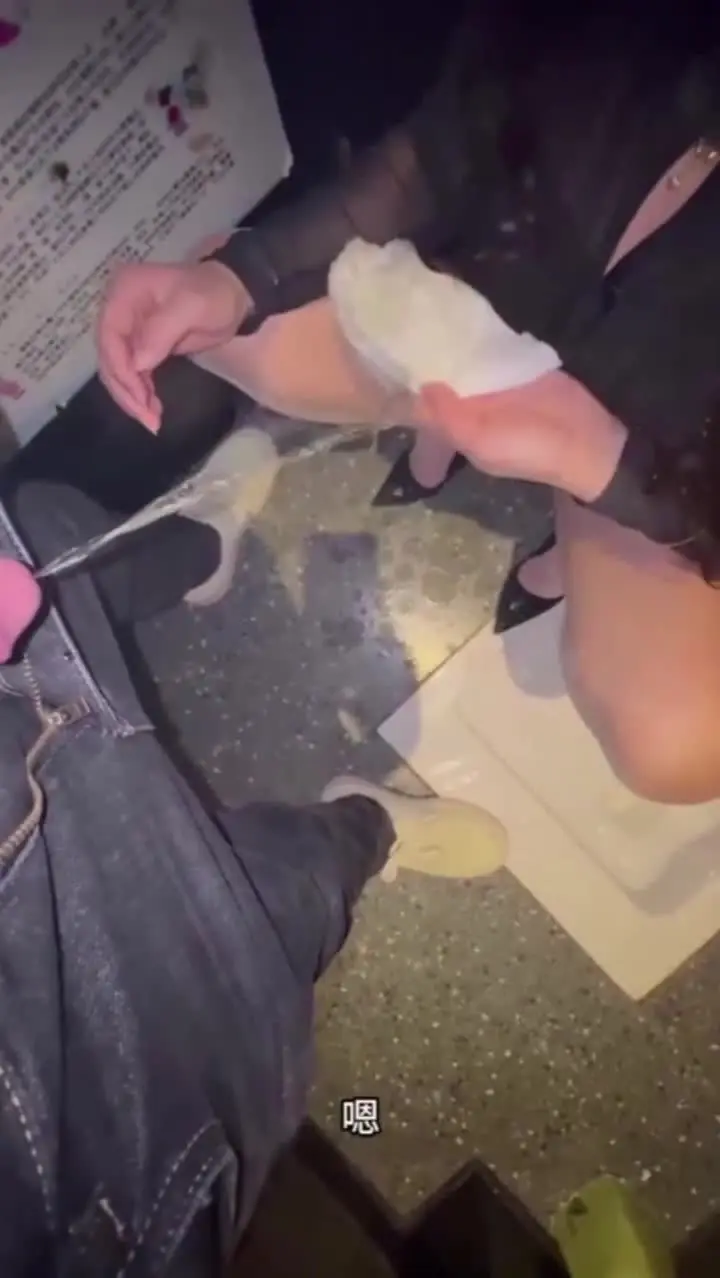 趁着姐姐休假约上她一起去酒吧，酒劲上头后再厕所里强迫姐姐喝尿