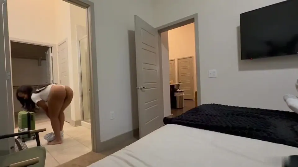 继妹上床睡觉时没有穿任何内裤
