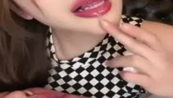 【SM调教女王-三三调教女同性奴】羞辱舔脚吞唾液口水，母狗颜值超高