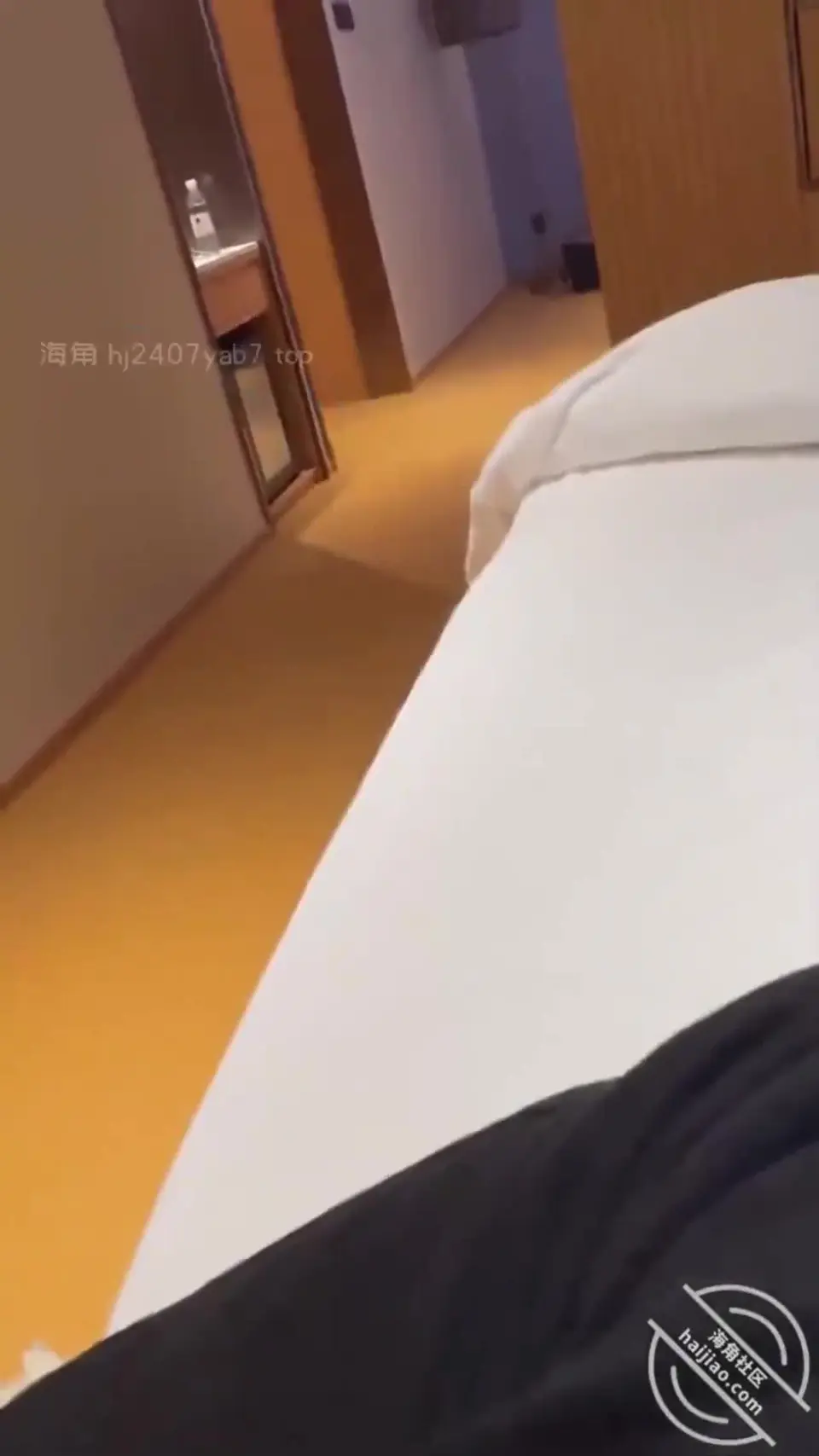 【人前露出计划玩弄爱妻】劝说老婆穿开档丝和朋友出去游玩，醉意上头让老婆睡梦被熟人无套内射，醒来直呼太尴尬了！