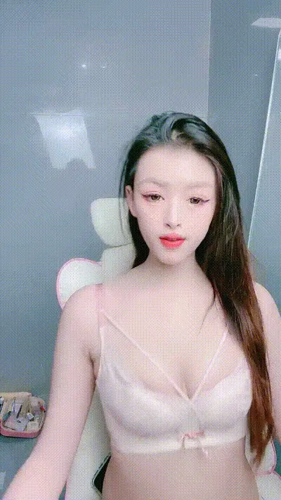 红唇白嫩小姐姐大秀美乳！ 动图预览
