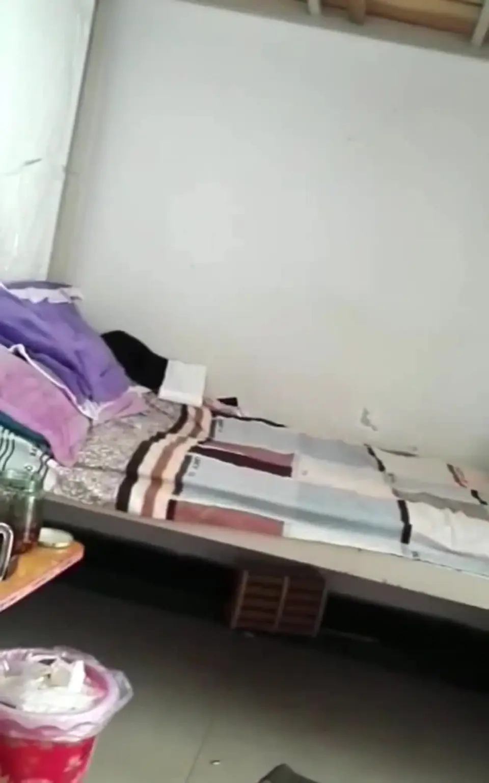 看工友在外面叫来的妓女大姨想亲嘴还是忍住了