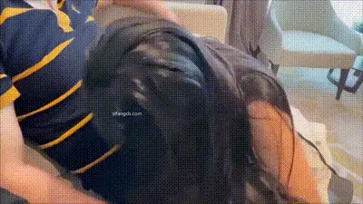 骚逼空姐被有钱人包养就喜欢玩3p，趴在地上被调教插穴 动图预览